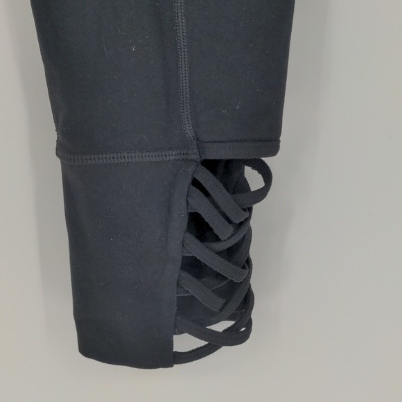 Athleta Mind Over Matter Black Lattice Detail Capri Legging Size Extra Small - Picture 6 of 16